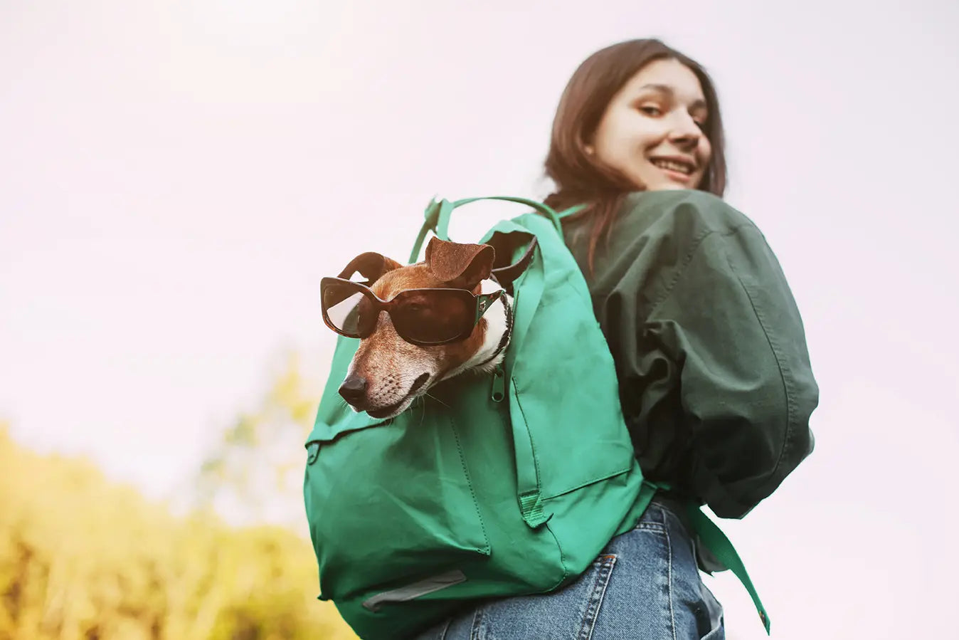 a-smiling-girl-is-holding-a-green-backpack-on-her-2024-09-13-23-18-01-utc_copie_a560e052-ecb9-4463-bb8a-9e76eefef511.webp